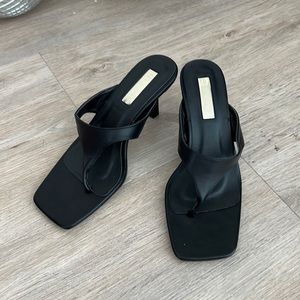 Billini ELSA thong-style mule heel size 7 black